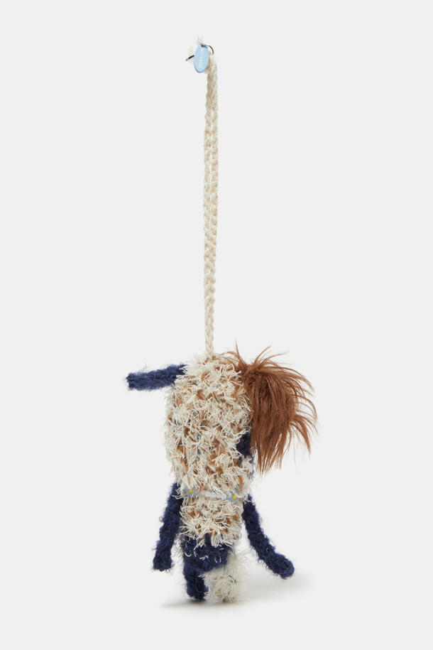 사랑스러운 디자인의 쿠쿠 참 (Coucou Charm)입니다. 니트 소재로 제작되어 부드러운 촉감을 선사하며, 블루와 베이지 두 가지 색상으로 만나볼 수 있습니다. 미니 사이즈로 제작되어 일상 속에서 간편하게 사용할 수 있으며, 귀여운 동물 모티브에 퍼 장식이 더해져 걸리시, 미니멀, 캐주얼 스타일을 완성합니다. 데이트룩, 모임룩에 포인트를 더해줄 장식용 키링/참으로 활용해보세요.
