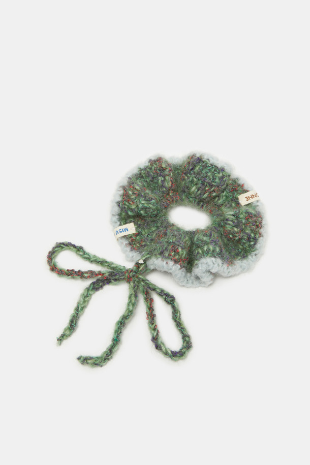 **Yard Scrunch (야드 스크런치)**는 여성스러운 매력을 더해줄 헤어 액세서리입니다. 부드러운 니트와 실 소재로 제작되어 봄, 여름, 가을 계절에 데일리하게 착용하기 좋습니다. 그린, 화이트, 그레이 세 가지 색상으로 출시되어 다양한 스타일에 매치하기 용이합니다. 리본과 태슬 장식이 더해져 걸리시, 캐주얼, 미니멀 스타일을 모두 소화할 수 있으며, 산책룩이나 봄 소풍룩에 포인트를 더해줍니다.
