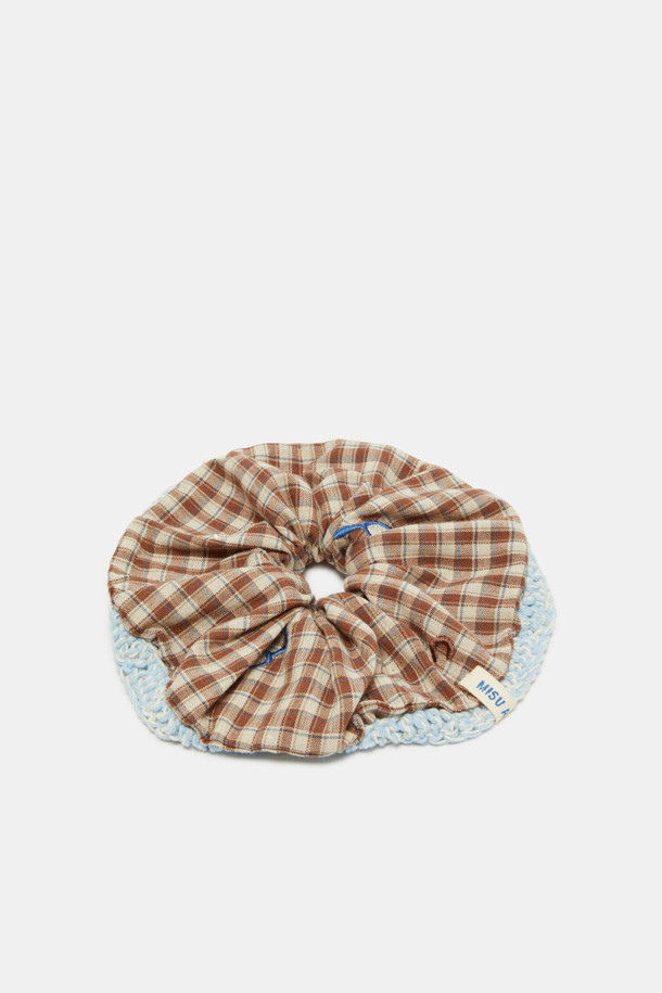루나 스크런치'는 빈티지하고 캐주얼한 스타일을 연출하는 여성 헤어 액세서리입니다. 브라운과 스카이블루 색상의 체크 패턴 패브릭과 니트 소재로 제작되었으며, 수제작 자수 디테일과 니트 보더로 자연스러운 볼륨감을 더했습니다. 동네 마실룩, 카페룩에 잘 어울리며, 캐주얼 및 미니멀 스타일을 즐겨 입는 분들께 추천합니다. 일상생활에서 간편하게 포인트를 줄 수 있는 아이템입니다.
