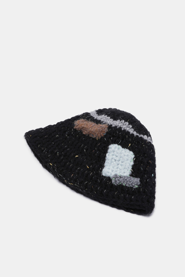 **코코 버킷 햇**은 여성용 버킷햇으로, 심플한 디자인과 부드러운 촉감이 특징입니다. 봄, 여름, 가을 계절에 착용하기 좋으며, 가볍고 얇은 나일론 소재로 제작되어 편안한 착용감을 선사합니다. 깊은 모자 깊이와 중간 챙 넓이로 스타일리시함을 더하며, 무지 블랙 컬러로 어떤 룩에도 쉽게 매치할 수 있습니다. 여행룩, 휴가룩, 캐주얼, 미니멀, 리조트 스타일을 연출하기에 적합한 아이템입니다.
