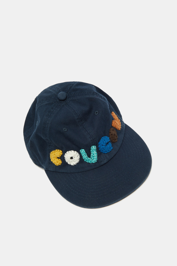 레터링 볼 캡은 캐주얼, 미니멀, 시티보이 스타일을 즐기는 분들을 위한 아이템입니다. 부드러운 면 소재로 제작되어 편안한 착용감을 선사하며, 봄, 여름, 가을 계절에 활용하기 좋습니다. 화이트와 네이비 두 가지 색상으로 출시되어 다양한 룩에 매치하기 용이합니다. 레터링과 배색 디테일이 돋보이며, 모자 깊이는 일반, 챙 넓이도 일반적인 스타일입니다. 산책룩, 여행룩 등 일상에서 폭넓게 활용할 수 있으며, 뒷부분은 조절 가능하여 편리하게 착용할 수 있습니다.
