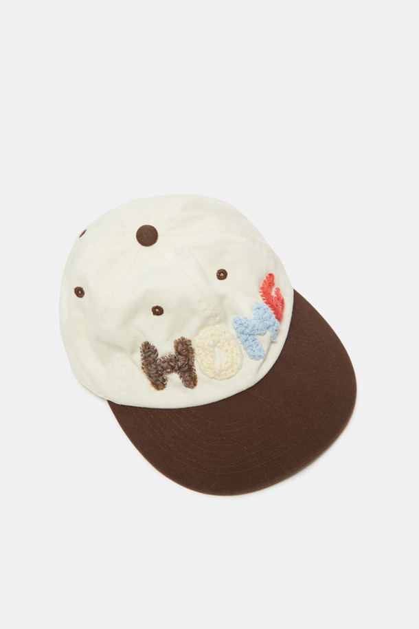 레터링 볼 캡은 캐주얼, 미니멀, 시티보이 스타일을 즐기는 분들을 위한 아이템입니다. 부드러운 면 소재로 제작되어 봄, 여름, 가을에 편안하게 착용할 수 있으며, 일상복에 잘 어울립니다. 화이트와 네이비 두 가지 색상으로 제공되며, 레터링 디자인이 돋보입니다. 일반 깊이와 챙 넓이로 누구나 부담 없이 착용 가능하며, 뒤쪽 스트랩으로 사이즈 조절이 용이합니다. 산책룩, 여행룩 등 다양한 TPO에 활용하여 스타일리시함을 더해보세요.
