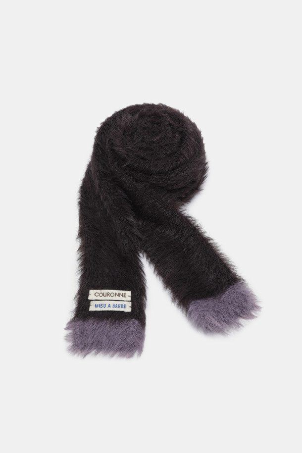 슬림 니트 머플러는 가을과 겨울, 쌀쌀한 날씨에 따뜻함과 스타일을 더해주는 머플러입니다. 부드러운 니트 소재로 제작되어 편안한 촉감을 제공하며, 베이직하고 캐주얼한 스타일로 출근룩에 매치하기 좋습니다. 블랙, 레드, 그레이 세 가지 색상으로 출시되어 어떤 옷에도 잘 어울립니다. 슬림핏 디자인으로 답답함 없이 세련된 룩을 연출할 수 있습니다. 보온 기능은 물론, 무지 패턴으로 미니멀하고 클래식한 분위기를 더합니다.
