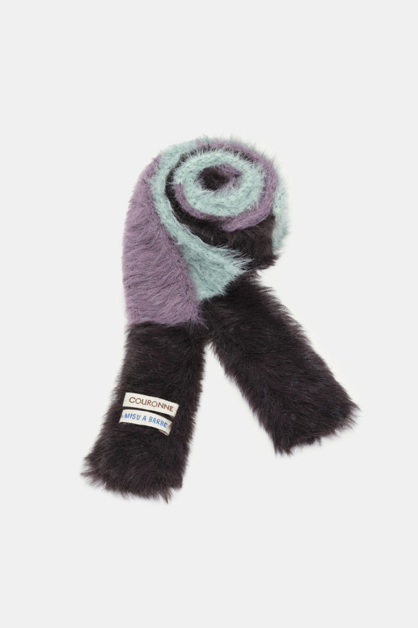 부드러운 니트 소재와 풍성한 퍼 장식이 돋보이는 슬림 니트 머플러입니다. 겨울철 보온성을 높여주는 두꺼운 두께감으로, 차갑고 쌀쌀한 날씨에도 따뜻하게 착용할 수 있습니다. 무지 디자인과 블랙 컬러는 어떤 스타일에도 잘 어울려 클래식하고 미니멀한 룩을 연출합니다. 깊은 모자 깊이로 얼굴을 포근하게 감싸주며, 부드러운 촉감이 편안한 착용감을 선사합니다. 여성스러운 분위기를 더해주는 겨울 필수 아이템입니다.
