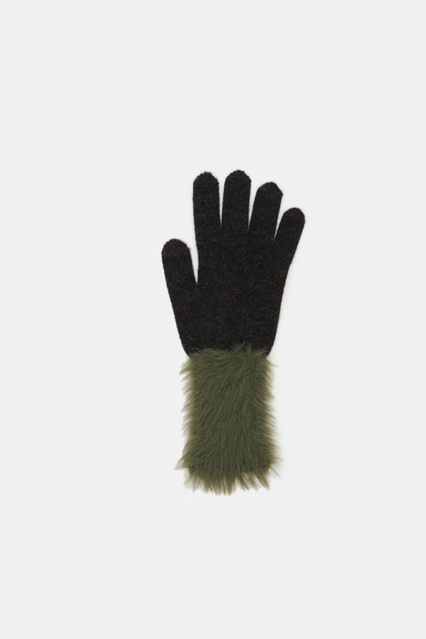 무드 블록 니트 글러브는 겨울철 따뜻함과 스타일을 동시에 잡을 수 있는 장갑입니다. 부드러운 니트 소재와 퍼 디테일이 돋보이며, 캐주얼하고 미니멀한 스타일을 연출합니다. 두꺼운 두께감으로 보온성을 높였으며, 블랙과 그레이 두 가지 색상으로 제공됩니다. 일상복에 매치하기 좋으며, 추운 날씨에도 따뜻하고 편안한 착용감을 선사합니다. 무지 디자인으로 어떤 스타일에도 잘 어울립니다.
