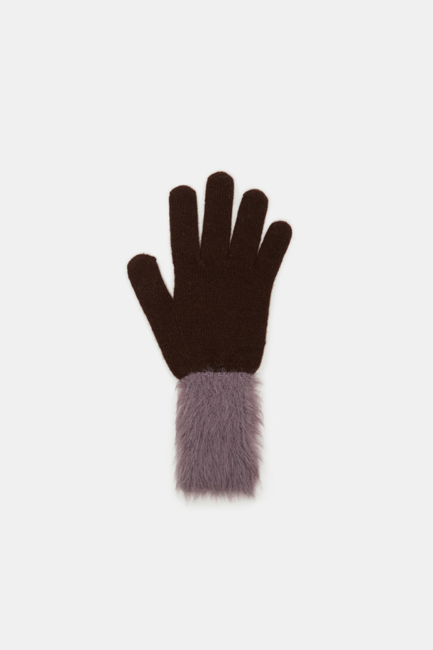 Mood Block 니트 장갑은 겨울철 따뜻함과 스타일을 모두 잡을 수 있는 블랙 컬러의 장갑입니다. 부드러운 니트 소재로 제작되어 뛰어난 착용감을 선사하며, 보온성을 극대화합니다. 손목 부분의 리브(Rib) 디테일과 은은한 퍼(Fur) 장식이 클래식하면서도 세련된 분위기를 연출합니다. 출근룩을 포함한 다양한 일상 스타일에 미니멀하고 캐주얼하게 매치하여 포근한 겨울 스타일링을 완성해보세요. 베이직한 디자인으로 유행을 타지 않아 오랫동안 활용할 수 있습니다.
