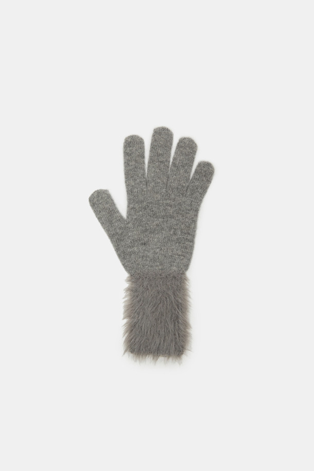 Mood Block 니트 글러브는 겨울과 가을, 쌀쌀한 날씨에 따뜻함과 스타일을 모두 잡을 수 있는 장갑입니다. 부드러운 촉감의 울과 니트 소재로 제작되어 편안한 착용감을 선사하며, 두꺼운 두께감으로 뛰어난 보온성을 제공합니다. 무지 디자인에 퍼 디테일 장식으로 포인트를 더해 베이직하면서도 클래식, 미니멀, 캐주얼 등 다양한 스타일을 연출할 수 있습니다. 출근룩에 매치하여 세련된 분위기를 더해보세요. 그레이 컬러로 어떤 옷에도 잘 어울려 데일리 아이템으로 활용하기 좋습니다.
