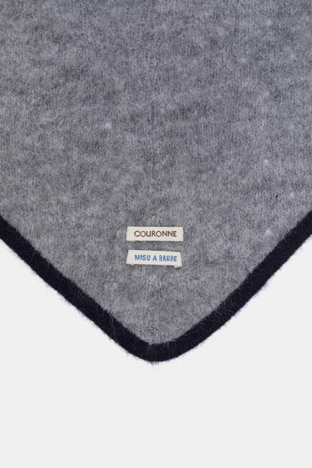 미스틱 니트 스카프는 부드러운 촉감의 니트 소재로 제작되어 가을과 겨울철에 따뜻하게 착용할 수 있는 목도리입니다. 베이직한 디자인과 무지 패턴의 그레이 컬러로, 클래식, 미니멀, 캐주얼 등 다양한 스타일 연출에 활용하기 좋습니다. 두께감 있는 니트 소재가 포근함을 더하며, 일상에서 폭넓게 활용하기 좋은 아이템입니다.
