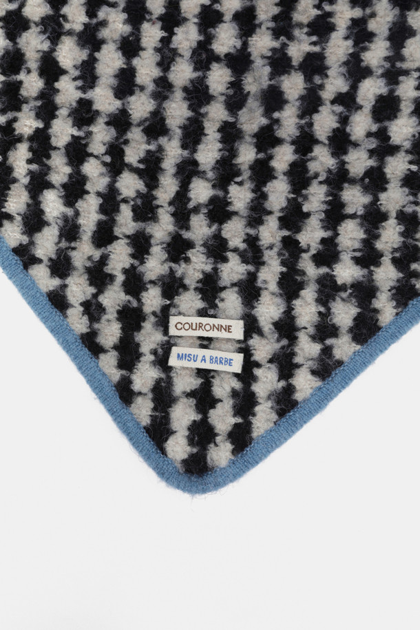 미스틱 니트 스카프는 가을과 겨울, 출근룩에 어울리는 보온성을 갖춘 스카프입니다. 부드러운 촉감의 니트 소재로 제작되었으며, 클래식하고 미니멀한 스타일을 연출합니다. 두꺼운 두께감으로 따뜻함을 더하며, 하운드 패턴과 투톤 배색이 특징입니다. 블랙, 화이트, 스카이블루 세 가지 색상으로 출시되어 다양한 코디에 활용하기 좋습니다. 남녀 공용으로 착용 가능하며, 일상에서 폭넓게 활용할 수 있습니다.
