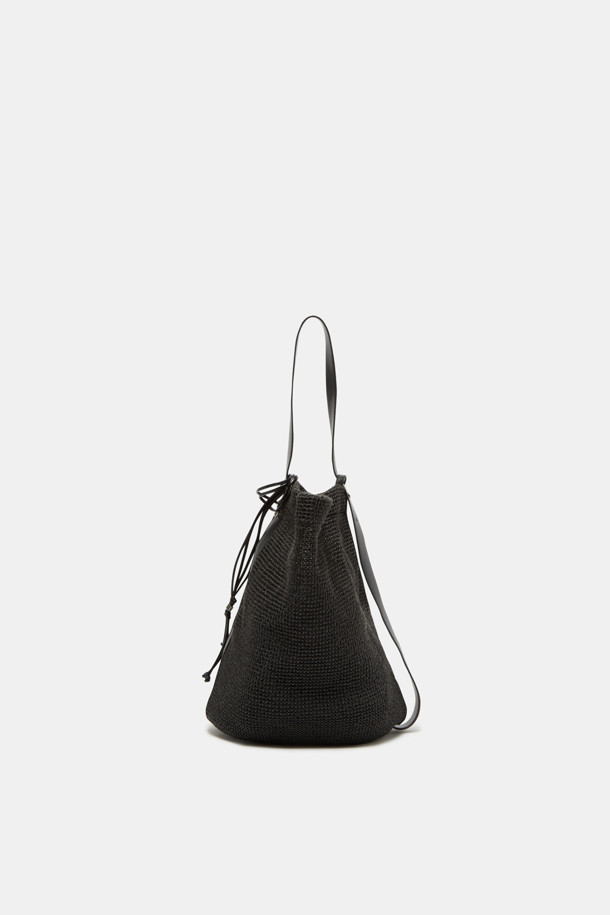 Haru Shoulder 24 Raffia (하루 숄더 24 라피아)는 여성 고객을 위한 미디엄 사이즈 숄더백입니다. 라피아와 합성가죽 소재로 제작되었으며, 실버 하드웨어 디테일이 돋보입니다. 무지 패턴에 사각 모양으로, 자연스러운 실루엣과 부드러운 촉감을 선사합니다. 아이패드 13인치 수납이 가능하며, 내부 포켓 1개, 분리형 참 장식, 슬림 스트랩, 2way 착용이 가능한 실용적인 디자인입니다. 여행, 휴가, 리조트룩에 어울리는 미니멀, 리조트, 클래식 스타일의 가방으로, 오염 방지 기능과 깔끔한 외관을 자랑합니다.
