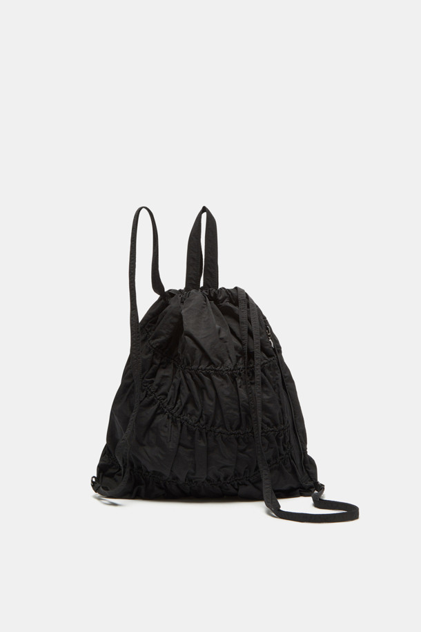 에버 셔링 백팩 36은 여성용 미디엄 사이즈 백팩입니다. 세련된 셔링 디자인과 무지 패턴의 블랙 컬러가 미니멀, 캐주얼, 시크 스타일을 연출합니다. 13인치 태블릿/아이패드 수납이 가능하며, 내부 오픈 포켓 1개와 지퍼 포켓 1개로 실용성을 더했습니다. 조절 가능한 스트랩과 사각 디자인으로 편안하게 착용 가능하며, 출근룩과 여행룩에 모두 잘 어울립니다. 나일론 소재로 제작되어 내구성이 뛰어나며, 지퍼형 잠금 방식으로 소지품을 안전하게 보관할 수 있습니다.
