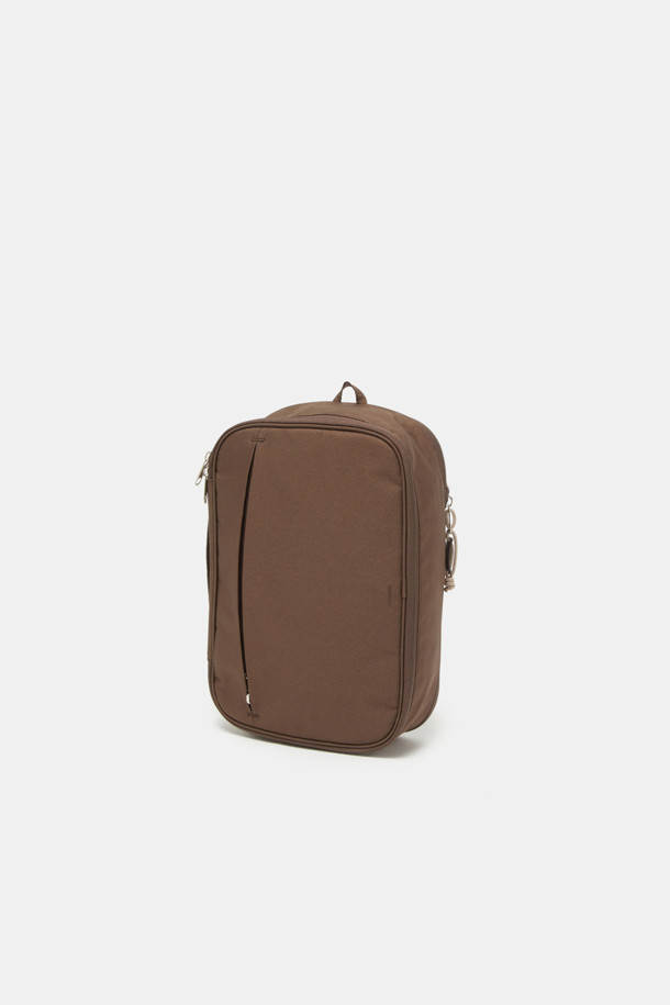 여성용 베이지/레드 컬러 Bagel Packing Pouch 30은 그리드 패턴의 사각 파우치백입니다. 나일론과 메쉬 소재를 사용하여 통기성이 우수하며, 압축 지퍼로 공간 확장이 가능하고 내/외부 포켓이 있어 여행이나 일상에서 유용하게 사용할 수 있습니다. 스몰 사이즈에 손잡이가 있으며 지퍼형 잠금 방식으로 안전한 수납을 제공합니다.
