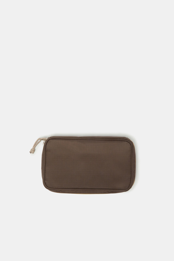 그리드 패턴의 사각 모양 나일론 소재 Bagel Beauty Pouch 20은 여성용 스몰 사이즈 파우치입니다. 지퍼형 잠금 방식과 외부 포켓 1개, 내부 포켓 2개, 2개의 메인 수납공간, 귀걸이/반지/메이크업 브러쉬 보관 공간이 있어 화장품 도구나 액세서리, 주얼리 등을 깔끔하게 수납할 수 있습니다. Ground Coffee, Beige, Vivid Blue, Yellow 컬러로 여행이나 일상에서 유용하게 사용할 수 있습니다.
