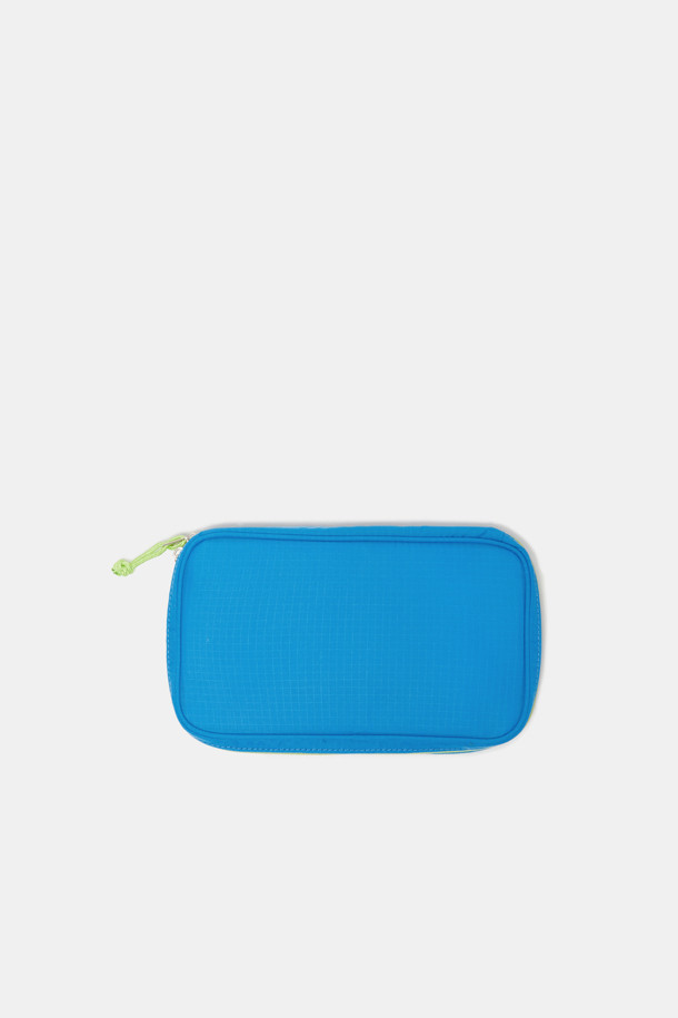 여성을 위한 Bagel Beauty Pouch 20은 그리드 패턴의 립스탑 나일론 소재로 제작되어 내구성이 뛰어납니다. 실버 하드웨어 장식과 다양한 색상(Ground Coffee, Vivid Blue, Beige, Yellow)으로 제공되며, 외부 포켓 1개, 내부 포켓 2개, 메인 수납공간 2개, 귀걸이/반지/메이크업 브러쉬 보관함, 메쉬 패널, 스트랩 디테일까지 갖춘 사각 형태의 미디엄 사이즈 파우치입니다. 지퍼형 잠금 방식으로 수납, 화장품 및 액세서리 보관에 용이하며 여행용으로도 적합합니다.
