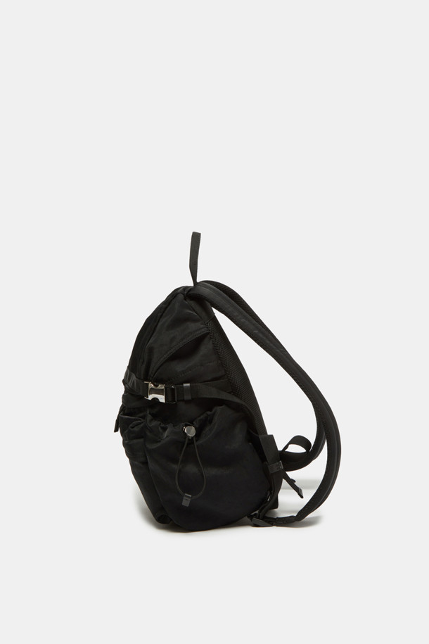 Bagel Backpack 28 (베이글 백팩 28)은 미니멀하고 세련된 디자인의 백팩입니다. 블랙 컬러의 무지 디자인에 가죽 패치 장식으로 포인트를 주어 클래식하면서도 캐주얼한 스타일을 연출합니다. 28 사이즈의 미디엄 백팩으로, 나일론, 가죽, 메쉬 소재를 사용하여 내구성과 통기성을 높였습니다. 넉넉한 수납공간과 조절 가능한 스트랩, 다양한 포켓(외부 4개, 내부 지퍼 포켓 1개, 오픈 포켓 1개, 메쉬 포켓)은 여행룩, 출근룩 등 다양한 TPO에 맞춰 실용적으로 사용할 수 있습니다. 중앙 지퍼 디자인과 실버/블랙 하드웨어의 조화가 돋보이는 백팩입니다.
