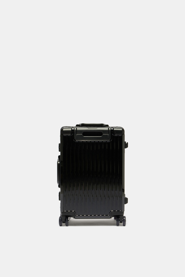Bagel Luggage 20은 튼튼한 폴리카보네이트와 알루미늄 소재로 제작된 블랙 색상의 미디엄 사이즈 여행용 캐리어입니다. 내구성을 높이는 알루미늄 프레임과 코너 가드, 충격 방지 기능, TSA 잠금장치, 도난 방지 기능, 부드러운 우레탄 바퀴, 그리고 내용물 분리를 돕는 수납공간 구성으로 안전하고 편리한 여행을 지원합니다. 사각 디자인과 다이얼 잠금 방식을 갖춘 이 캐리어는 경량, 내열성을 더하여 여행의 동반자로서 훌륭한 선택이 될 것입니다.
