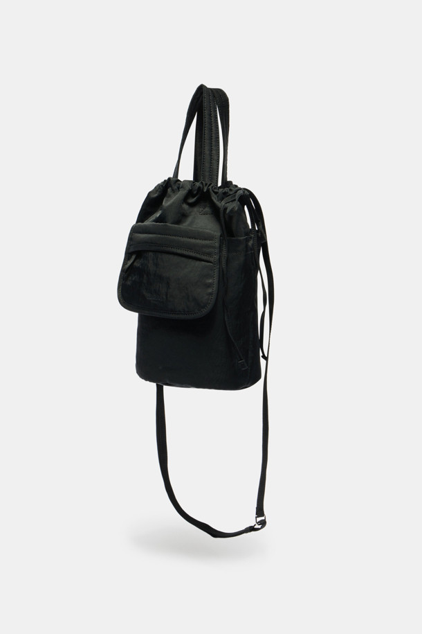 Bagel Cross 24 (베이글 크로스 24)는 여성용 미디엄 사이즈 크로스백입니다. 캐주얼하고 미니멀한 스타일의 이 가방은 나일론 소재로 제작되어 실용성을 갖췄습니다. 무지 디자인에 사각형 모양이며, 지퍼형 잠금 방식으로 내용물을 안전하게 보관할 수 있습니다. 일상생활에서 숄더백으로도 활용 가능하며, 어떤 옷차림에도 잘 어울리는 블랙 색상입니다.
