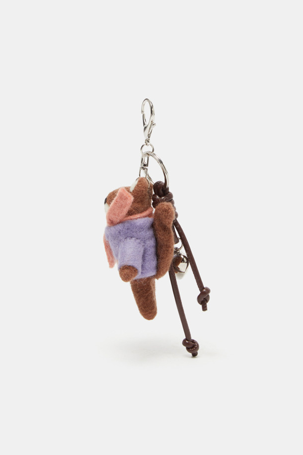 귀여운 강아지 캐릭터가 돋보이는 콜리 돌 참입니다. 브라운, 퍼플, 핑크 세 가지 사랑스러운 컬러로 만나볼 수 있습니다. 플리스 소재로 제작되어 부드러운 촉감을 자랑하며, 금속 체인 장식이 달려있어 캐주얼, 걸리시 스타일 모두에 잘 어울립니다. 가방이나 열쇠에 달아 개성 넘치는 포인트를 더해보세요. 키링 기능으로 실용성까지 갖춘 아이템입니다.
