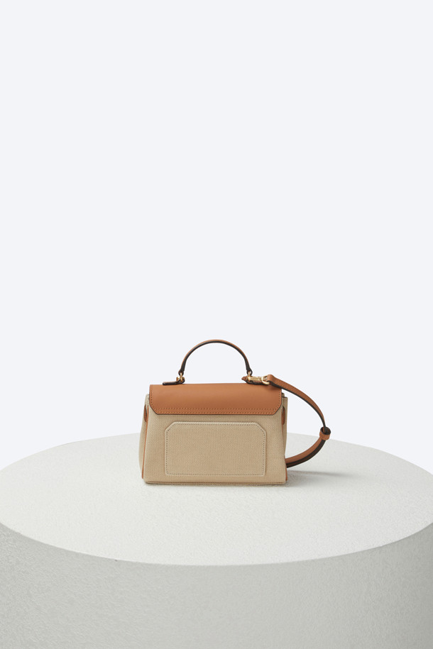 스테파니 클래식 미니어처 18은 여성용 토트백으로, 아이보리 색상의 소가죽과 캔버스 소재로 제작되었습니다. 미니멀한 사이즈에 무지 패턴, 골드/실버 하드웨어 장식이 돋보이며, 내부 통수납과 2개의 내부 포켓, 뒷판 오픈 포켓 1개로 실용성을 더했습니다. 조절 가능한 숄더 스트랩으로 다양한 스타일 연출이 가능하며, 휴대폰 수납에 용이합니다. 데이트룩, 모임룩, 일상에서 캐주얼하면서도 클래식한 스타일을 완성할 수 있습니다.
