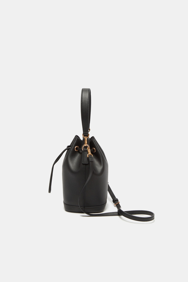 멜리아 크로스 15는 여성 고객을 위한 미디엄 사이즈의 버킷백입니다. 소가죽 소재에 격자무늬 패턴과 골드 도금 장식이 더해져 클래식, 미니멀, 시크한 스타일을 연출합니다. 탈부착 가능한 스트랩으로 숄더, 크로스, 핸들 스트랩 등 3가지 방식으로 활용 가능하며 내부 수납 포켓이 있어 실용적입니다. 데이트룩, 출근룩, 모임룩 등 다양한 TPO에 매치하여 세련된 스타일을 완성해 보세요. 무라벨 디자인으로 심플함을 더했습니다.
