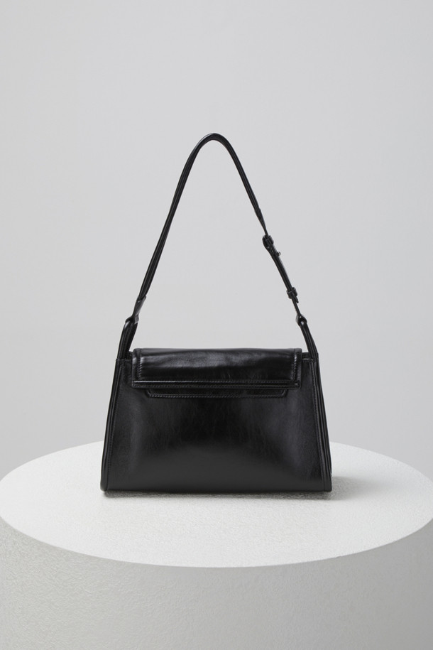 트위기(Twiggy) 숄더 31은 여성스러운 무드를 연출하는 미디엄 사이즈의 숄더백입니다. 부드러운 소가죽 소재에 은은한 광택감과 크링클 엠보 가공으로 고급스러운 질감을 더했습니다. 블랙과 브라운 두 가지 색상으로 출시되었으며, 로프와 버클 디자인 장식이 돋보입니다. 숄더백과 크로스백 두 가지 스타일로 연출 가능하며, 내부 지퍼 포켓, 내부 및 외부 포켓으로 실용성을 높였습니다. 데이트룩, 출근룩, 모임룩 등 다양한 TPO에 클래식, 미니멀, 캐주얼 스타일로 활용하기 좋습니다.
