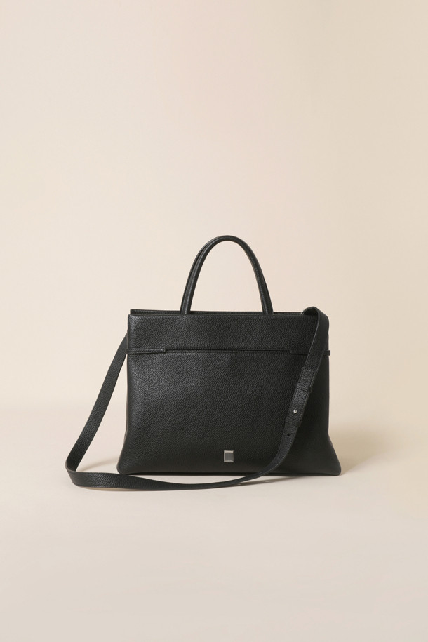 Adele 토트 36은 여성 고객을 위한 미디엄 사이즈의 블랙 가죽 토트백입니다. 심플한 무지 디자인과 사각형 쉐입으로 클래식, 미니멀, 시크 스타일을 연출하기 좋습니다. 부드러운 가죽 소재와 지퍼형 잠금 방식으로, 오피스룩, 출근룩, 모임룩 등 다양한 TPO에 활용 가능합니다. 손잡이가 있어 실용성을 더했으며, 일상생활에서 활용하기 좋은 아이템입니다.
