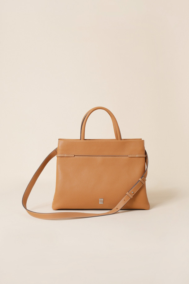 세련된 Adele 토트 36은 브라운과 카멜 두 가지 색상으로 출시된 여성용 토트백입니다. 가죽 소재로 제작되어 고급스러운 느낌을 주며, 미디엄 사이즈로 실용성을 더했습니다. 사각형 디자인에 지퍼형 잠금 방식으로 소지품을 안전하게 보관할 수 있습니다. 숄더 스트랩이 있어 숄더백으로도 활용 가능하며, 오피스룩, 비즈니스 캐주얼, 모임룩 등 다양한 TPO에 잘 어울립니다. 클래식, 미니멀, 시크 스타일을 즐겨 입는 여성에게 추천합니다.
