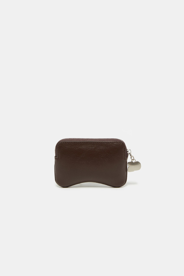 아이브레스 미니 카드입니다. 부드러운 소가죽 소재의 곡선형 카드지갑으로, 크림색 컬러와 실버 메달 장식이 특징입니다. 내부에는 우측 포켓 1개와 메인 수납공간 1개가 있어 수납력을 높였습니다. 미니멀하고 시크한 디자인으로 데이트룩, 쇼핑룩, 카페룩 등 다양한 스타일에 활용 가능하며, 지갑 또는 백참으로도 사용할 수 있습니다. 여성 고객을 위한 필수 아이템입니다.
