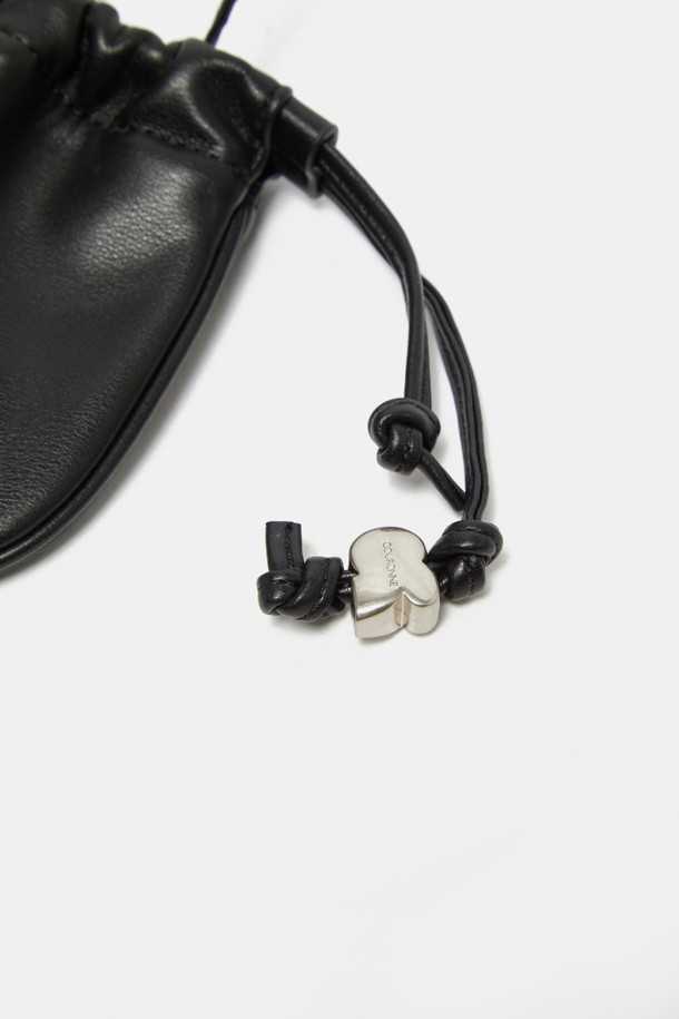 Bilo 크로스 참은 캐주얼, 클래식 스타일을 아우르는 미니 사이즈의 합성가죽 가방입니다. 블랙, 레드브라운 두 가지 색상으로 제공되며, 전통 한국식 복주머니 디자인에 광택 마감과 방수 기능을 더했습니다. 내부 수납공간이 있으며, 에어팟, 립스틱 등 소형 물품을 간편하게 보관할 수 있습니다. 매듭으로 길이 조절이 가능하여 크로스백으로 활용할 수 있으며, 데이트룩, 쇼핑룩에 포인트를 더하기 좋습니다.
