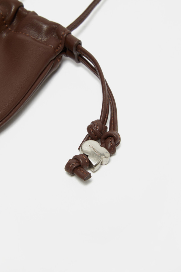 비로 크로스 참은 캐주얼 스타일의 미니 사이즈 가방입니다. 블랙, 레드 브라운 두 가지 색상으로 출시되었으며, 합성가죽 소재로 제작되어 가볍고 방수 기능과 오염 방지 기능이 있습니다. 복조리 디자인으로 내부 수납공간을 효율적으로 활용할 수 있으며, 길이 조절이 가능한 크로스바디 스트랩으로 편안하게 착용할 수 있습니다. 일상생활에서 동네 마실룩이나 여행룩에 매치하기 좋으며, 참 장식으로 포인트를 더할 수도 있습니다. 사각 형태의 디자인에 조임용 끈으로 간편하게 잠글 수 있습니다.
