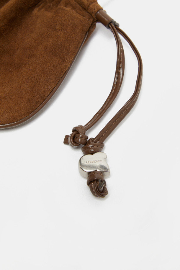 Bilo Cross Charm (비로 크로스 참)은 스웨이드와 합성가죽 소재의 미니 사이즈 복주머니 가방입니다. 브라운 컬러로 클래식, 미니멀, 캐주얼 스타일에 잘 어울리며, 데이트룩, 쇼핑룩에 포인트를 더할 수 있습니다. 조임용 끈으로 잠그는 방식으로, 내부 수납공간이 있어 에어팟, 립스틱 등 소지품을 안전하게 보관할 수 있습니다. 크로스백 또는 참 백으로 활용 가능하며, 길이를 조절하여 다양한 스타일로 연출할 수 있습니다. 다른 가방에 참으로 활용하여 나만의 개성을 표현해보세요.
