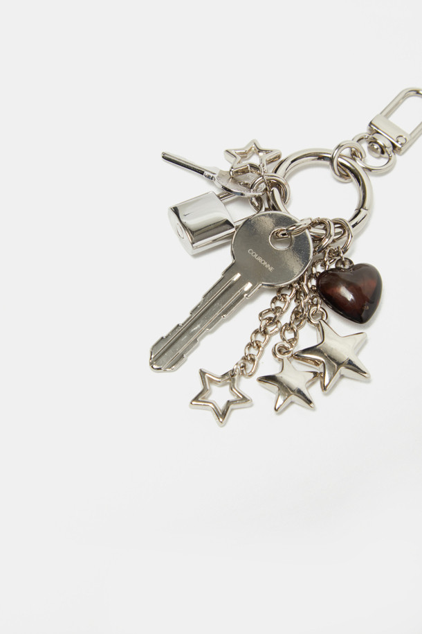 샤이닝 참은 은은하게 빛나는 실버 컬러의 메탈 소재 참장식입니다. 데일리룩, 쇼핑룩, 모임룩 등 다양한 TPO에 활용 가능하며, 미니멀, 캐주얼, 로맨틱 스타일을 연출하기 좋습니다. 하트, 별 모양의 펜던트와 체인, 참 장식이 혼합된 디자인으로 움직임에 따라 반짝이는 효과를 선사합니다. 탈부착이 가능하며, 니켈 도금 마감과 레이저 각인 로고로 고급스러움을 더했습니다.
