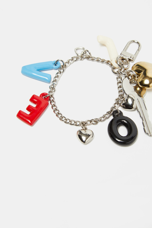 다양한 심볼릭 레터링 디자인이 돋보이는 레터링 참 액세서리입니다. 실버와 멀티컬러 두 가지 색상으로 제공되며, 니켈 소재로 제작되어 내구성이 뛰어납니다. 가방, 지갑 등 다양한 액세서리에 탈부착하여 포인트를 줄 수 있습니다. 'LOVE' 레터링을 포함하여 개성 넘치는 스타일을 연출해보세요. 디자인은 랜덤으로 발송됩니다.
