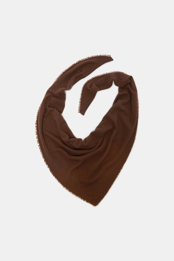 **Triangle 울 머플러**는 부드러운 촉감의 울 소재로 제작되어 가을, 겨울철 따뜻함을 선사합니다. 베이직하고 클래식한 스타일을 기반으로, 삼각형 디자인이 독특한 포인트를 더합니다. 두꺼운 두께감으로 뛰어난 보온성을 제공하며, 출근룩과 모임룩 등 다양한 TPO에 활용 가능합니다. 미니멀, 클래식, 캐주얼 등 어떤 스타일에도 자연스럽게 매치되어 폭넓은 활용도를 자랑합니다. 브라운 컬러의 무지 디자인으로, 어떤 옷에도 쉽게 코디할 수 있습니다.
