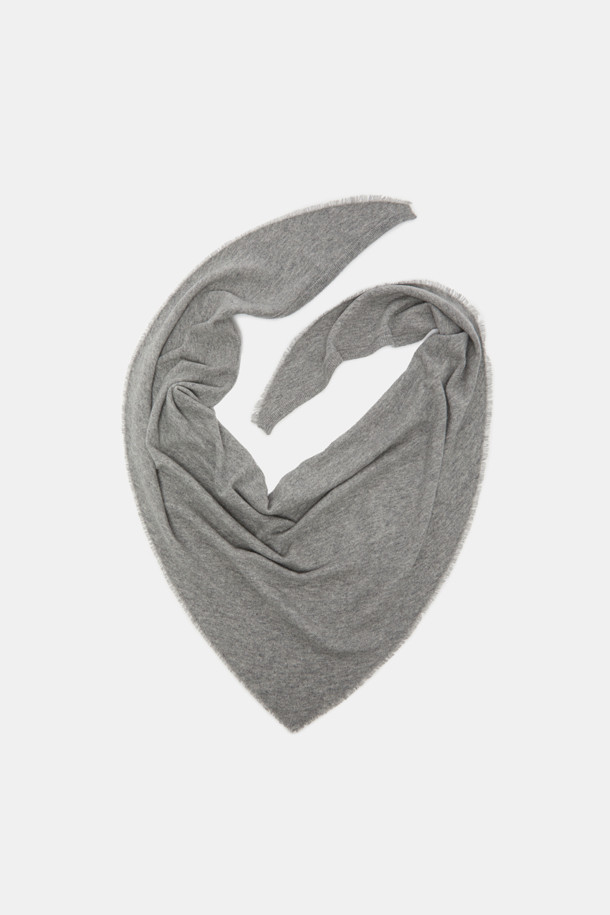 쌀쌀한 날씨에 따뜻함과 스타일을 더해줄 '트라이앵글 울 머플러'입니다. 부드러운 촉감의 울 소재로 제작되어 포근함을 선사하며, 삼각형 디자인으로 세련된 포인트를 줍니다. 베이직한 디자인과 그레이 컬러는 어떤 옷차림에도 잘 어울려, 클래식, 미니멀, 캐주얼 등 다양한 스타일을 연출할 수 있습니다. 특히 출근룩에 매치하여 스타일리시하면서도 보온성을 챙길 수 있습니다. 가을, 겨울 시즌 데일리 아이템으로 활용하기 좋습니다.
