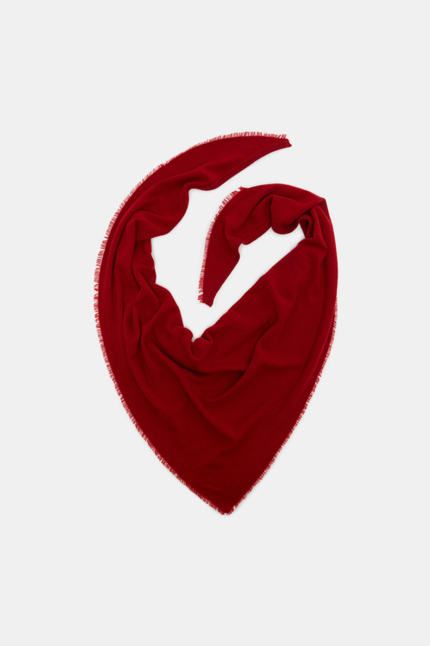 부드러운 울 소재로 제작되어 따뜻함과 포근함을 선사하는 트라이앵글 울 머플러입니다. 차분하고 깊이 있는 레드와 와인 컬러로 출시되어, 가을, 겨울철 어떤 옷차림에도 잘 어울립니다. 두꺼운 두께감과 부드러운 촉감으로 뛰어난 보온성을 제공하며, 베이직하고 클래식한 디자인으로 유행을 타지 않아 오랫동안 활용할 수 있습니다. 삼각형 디자인이 특징으로, 출근룩이나 모임룩 등 다양한 TPO에 클래식, 미니멀, 캐주얼 스타일로 연출하기 좋습니다.
