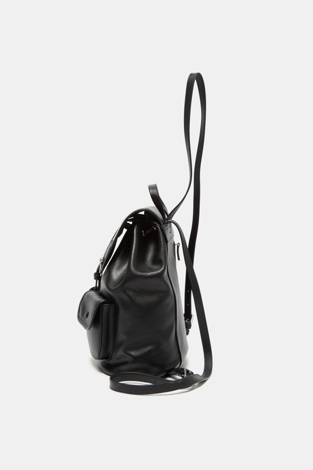 Buttony 백팩 24는 부드러운 소가죽 소재의 여성용 백팩입니다. 24 사이즈로, 플랩 디자인과 버클, 실버 하드웨어 장식이 돋보이며, 사각 모양에 무지 패턴으로 제작되었습니다. 사이즈 조절과 손잡이 기능을 갖췄으며, 부드러운 실루엣과 구조적인 디테일이 특징입니다. 외부 오픈 포켓 2개, 지퍼 포켓 1개, 내부 백패널 포켓 1개, 버튼형 잠금과 조임 끈으로 내용물을 안전하게 보관할 수 있습니다. 오피스룩, 출근룩, 모임룩 등 다양한 TPO에 클래식, 미니멀, 시크한 스타일을 더해줍니다.
