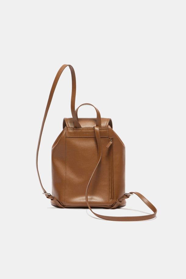 버터니 백팩 24는 부드러운 소가죽 소재의 여성 가방입니다. 브라운 컬러의 무지 디자인으로, 버튼, 지퍼, 드로우스트링 디테일이 돋보이며, 미디엄 사이즈의 사각형 쉐입을 갖추었습니다. 외부 오픈 포켓 2개, 지퍼 포켓 1개, 내부 백패널 오픈 포켓 1개로 실용적인 수납력을 제공하며, 조절 가능한 스트랩으로 편안한 착용감을 선사합니다. 글로시 마감으로 고급스러움을 더하여 데이트룩, 쇼핑룩, 카페룩 등 다양한 TPO에 클래식, 미니멀, 시크 스타일을 연출하기 좋습니다.
