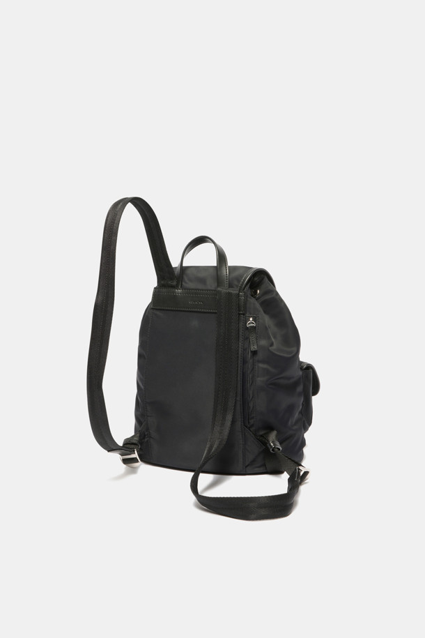 Buttony 백팩 24 나일론은 여성용 가방으로, 미니멀, 클래식, 시크한 스타일을 연출합니다. 부드러운 곡선 실루엣과 구조적 디테일, 자연스러운 볼륨감이 특징이며, 블랙 컬러의 무지 디자인으로 어떤 룩에도 잘 어울립니다. 나일론, 합성가죽, 소가죽 소재가 사용되었으며, 실버 하드웨어와 버클, 버튼 장식이 돋보입니다. 24 사이즈의 사각형 가방으로, 데이트룩, 카페룩, 쇼핑룩에 적합하며, 외부 및 내부 포켓을 갖춰 수납력을 높였습니다.
