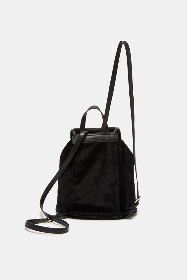 블랙 벨벳 소재의 Buttony 백팩 24 벨벳은 미니멀하고 모던한 스타일을 추구하는 여성들을 위한 백팩입니다. 24 사이즈로, 출근룩과 모임룩 모두에 잘 어울립니다. 사각 디자인에 버튼 디테일이 포인트로 들어가 있으며, 숄더 스트랩으로 편안하게 착용할 수 있습니다. 클래식하고 시크한 스타일을 연출하기 좋으며, 일상생활에서 활용하기 좋은 실용적인 가방입니다.
