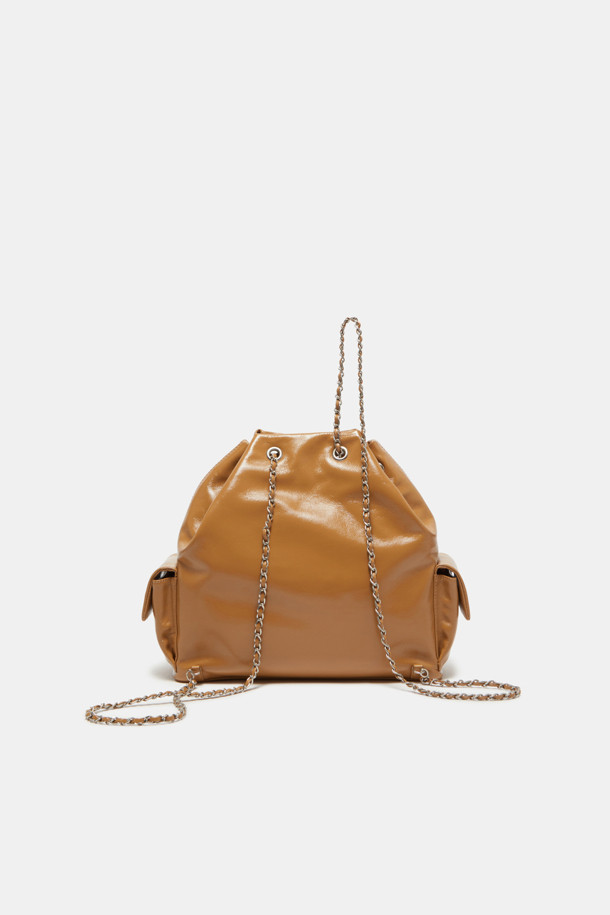 세련된 디자인의 노아 체인 백팩 29 (Noa Chain Backpack 29)을 소개합니다. 부드러운 소가죽 소재로 제작되었으며, 매트 실버 하드웨어와 글로시 마감으로 고급스러움을 더했습니다. 미디엄 사이즈의 사각 쉐입 백팩으로, 11인치 iPad 수납이 가능하며 양쪽 사이드 포켓과 내부 포켓 1개로 실용성을 높였습니다. 숄더백, 크로스백, 핸드백으로 변형 가능하여 다양한 스타일 연출이 가능하며, 체인 디테일로 포인트를 주어 데이트룩, 쇼핑룩, 모임룩 등 어떤 TPO에도 잘 어울립니다. 미니멀하고 시크한 스타일을 선호하는 여성분들께 추천합니다.
