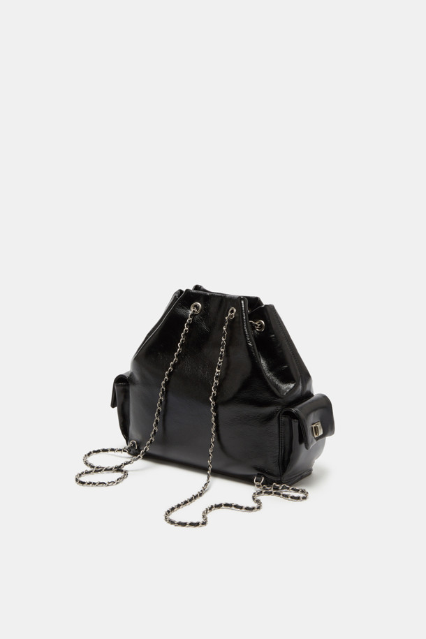 Noa 체인 백팩 29는 여성들을 위한 미디엄 사이즈의 블랙 소가죽 백팩입니다. 광택 있는 가죽 마감과 사각 쉐입, 체인 장식이 클래식하면서도 모던한 스타일을 연출합니다. 태블릿 수납이 가능하며, 내부 포켓과 측면 포켓으로 실용성을 더했습니다. 숄더백 또는 크로스백으로 변형하여 오피스룩, 모임룩 등 다양한 TPO에 활용 가능하며, 미니멀하고 시크한 스타일을 완성합니다. 버클형 잠금 방식으로 안전하게 소지품을 보관할 수 있습니다.
