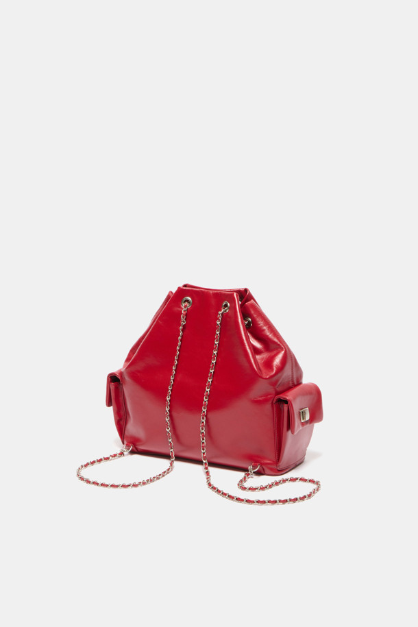 Noa 체인 백팩 29는 여성스러운 매력을 더해줄 미디엄 사이즈의 사각 백팩입니다. 소가죽 소재의 레드 컬러, 무지 패턴 디자인으로 클래식하고 엘레강스한 스타일을 연출합니다. 11인치 아이패드 수납이 가능하며, 내부 포켓, 측면 포켓이 있어 실용적입니다. 숄더, 크로스, 백팩 3way로 연출 가능하며, 체인 스트랩으로 길이 조절이 가능하여 데이트룩, 모임룩 등 다양한 TPO에 맞춰 시크하고 미니멀한 스타일을 완성할 수 있습니다. 매트 실버 하드웨어 디테일이 고급스러움을 더합니다.
