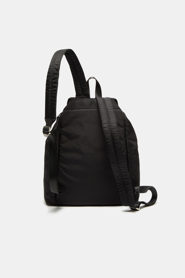 Mova 백팩 34는 남녀 모두 사용 가능한 미디엄 사이즈의 사각 백팩입니다. 블랙 색상의 무지 패턴으로 미니멀, 캐주얼, 클래식 스타일을 연출하며, 여행룩에 잘 어울립니다. 13인치, 16인치 노트북 및 태블릿을 수납할 수 있으며, 분리형 수납 파우치와 전면 지퍼 포켓이 있어 실용적입니다. 나일론 소재에 지퍼와 버클 디자인 장식이 더해졌으며, 조절 가능한 스트랩과 지퍼형 잠금 방식으로 편리함을 더했습니다. 일상 및 여행 시 유용하게 사용할 수 있습니다.
