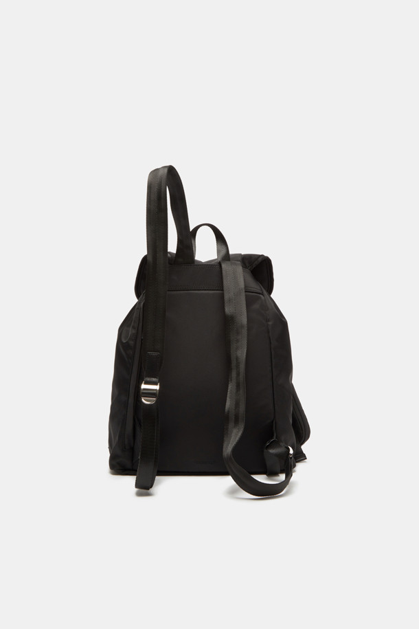 **Mova 백팩 29**는 여성용 미디엄 사이즈 백팩으로, 나일론 소재의 무지 디자인에 버클 장식이 돋보입니다. 수납의 편의성을 높이는 다양한 특징들을 갖추고 있는데, 태블릿/아이패드 수납이 가능하며, 분리형 멀티 파우치와 2개의 외부 지퍼 포켓, 1개의 내부 오픈 포켓, 그리고 1개의 내부 지퍼 포켓이 있습니다. 또한 외부 패스스루 지퍼가 있어 편리하며, 가방은 사각형 모양으로 지퍼와 버클로 잠글 수 있습니다. 일상생활에서 미니멀하고 캐주얼한 스타일을 연출하기에 적합합니다.
