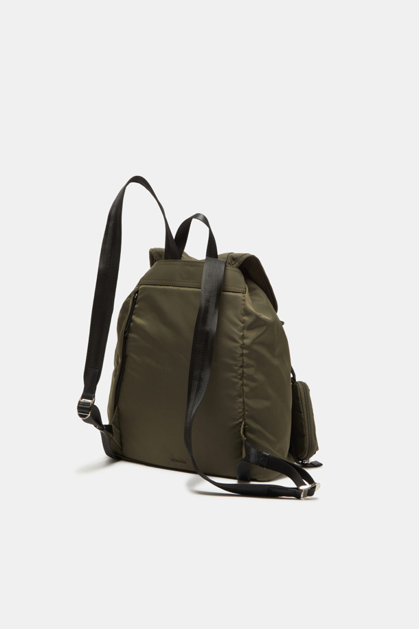 Mova 백팩 29는 여성용 미디엄 사이즈의 나일론 소재 가방입니다. 무지 패턴의 사각 디자인으로, 지퍼 포켓과 멀티 파우치 등의 디자인 장식이 돋보입니다. 13인치 디바이스 수납이 가능하며, 사이즈 조절 및 손잡이 기능이 갖춰져 있습니다. 소프트 바디 구조와 더불어 외부 지퍼 포켓 2개, 내부 오픈 포켓 1개, 내부 지퍼 포켓 1개, 외부 패스스루 지퍼 1개, 분리형 멀티 파우치, 조절 가능한 스트랩 등으로 실용성을 더했습니다. 지퍼형 잠금 방식으로, 미니멀하고 베이직한 스타일을 연출하여 일상생활에서 활용하기 좋습니다.
