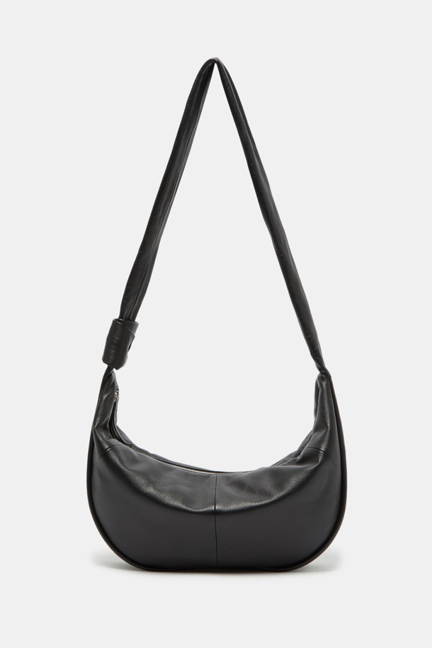 Faugeres Bow Cross 47 (포게르 보우 크로스 47)는 부드러운 소가죽 소재의 미디엄 사이즈 여성용 크로스백입니다. 자연스러운 캐주얼 스타일로, 리본 장식이 돋보이는 사각 쉐입의 디자인이 특징입니다. 숄더백 또는 크로스백으로 활용 가능하며, 2way 착용으로 다양한 연출이 가능합니다. 내부 포켓 1개와 11인치 iPad 수납이 가능하여 실용성을 더했습니다. 데이트룩 또는 쇼핑룩에 잘 어울리며, 미니멀, 캐주얼, 클래식 스타일을 즐기는 분들께 추천합니다.
