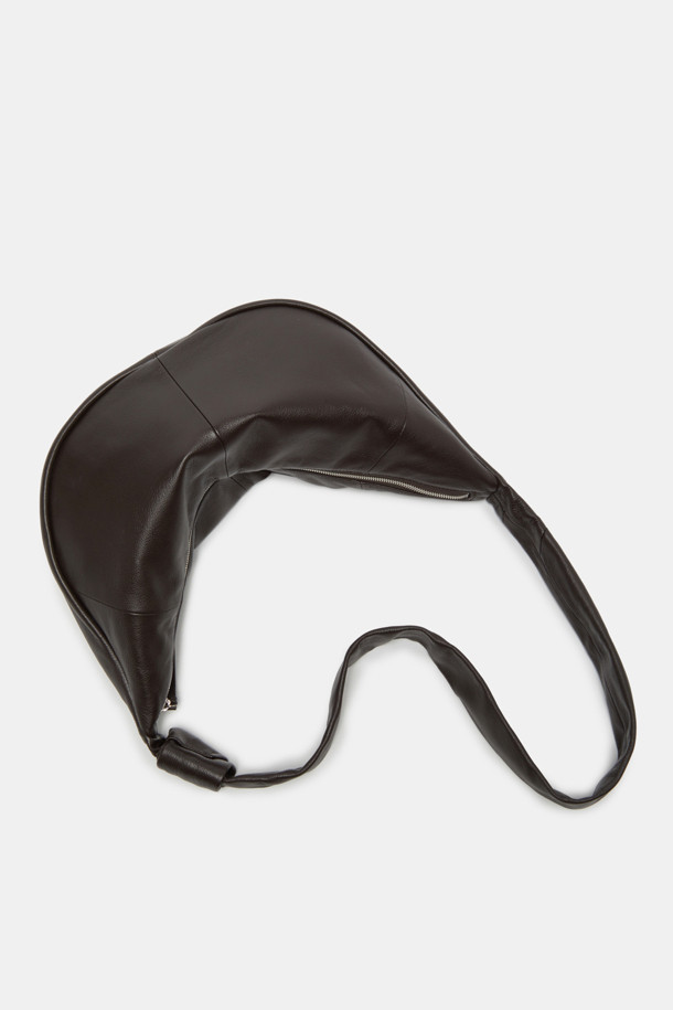 파고레스 보우 크로스 47는 부드러운 소가죽 소재의 미디엄 사이즈 여성 가방입니다. 자연스러운 폴딩 디자인과 리본 장식이 돋보이며, 내추럴 레더톤과 실버 컬러로 출시되었습니다. 숄더 및 크로스 형태로 착용 가능하며, 내부 포켓 1개와 함께 아이패드 11인치, 아이패드 미니, 아이폰, 맥북 프로까지 수납할 수 있어 실용적입니다. 심플하고 캐주얼한 실루엣으로 데이트룩, 쇼핑룩 등 다양한 일상 스타일에 클래식, 미니멀, 캐주얼 무드로 연출할 수 있습니다. 2way 스트랩으로 다양한 스타일을 연출할 수 있으며, 넉넉한 수납공간을 제공합니다.
