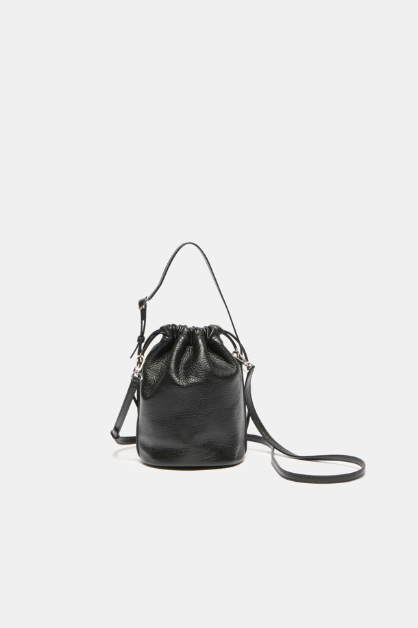 Bilo Cross 15 (빌로 크로스 15) 여성 가방입니다. 부드러운 소가죽 소재의 블랙 컬러 버킷백으로, 미니멀하고 클래식한 스타일을 연출합니다. 버클과 실버 하드웨어 장식이 포인트이며, 조임용 끈으로 간편하게 잠글 수 있습니다. 2-way 착용 가능하며, 탈부착 가능한 크로스 스트랩과 내부 오픈 포켓을 갖춰 실용성을 더했습니다. 사용할수록 자연스러운 멋이 더해지는 데일리 백입니다.
