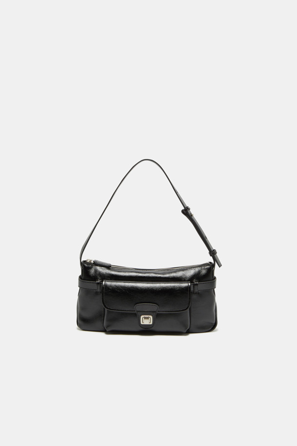 노아 포켓 크로스 31은 라미네이트 가죽과 옥스포드 코튼 소재로 제작된 여성용 크로스백입니다. 블랙, 브라운, 카멜 세 가지 색상으로 출시되었으며, 미니멀하고 모던한 스타일을 추구합니다. 사각형 디자인에 실버 하드웨어 장식이 더해졌으며, 생활 방수 기능과 내부 지퍼 포켓, 탈부착 가능한 스트랩으로 실용성을 높였습니다. 2way 착용이 가능하며, 출근룩과 모임룩에 모두 잘 어울리는 아이템입니다.
